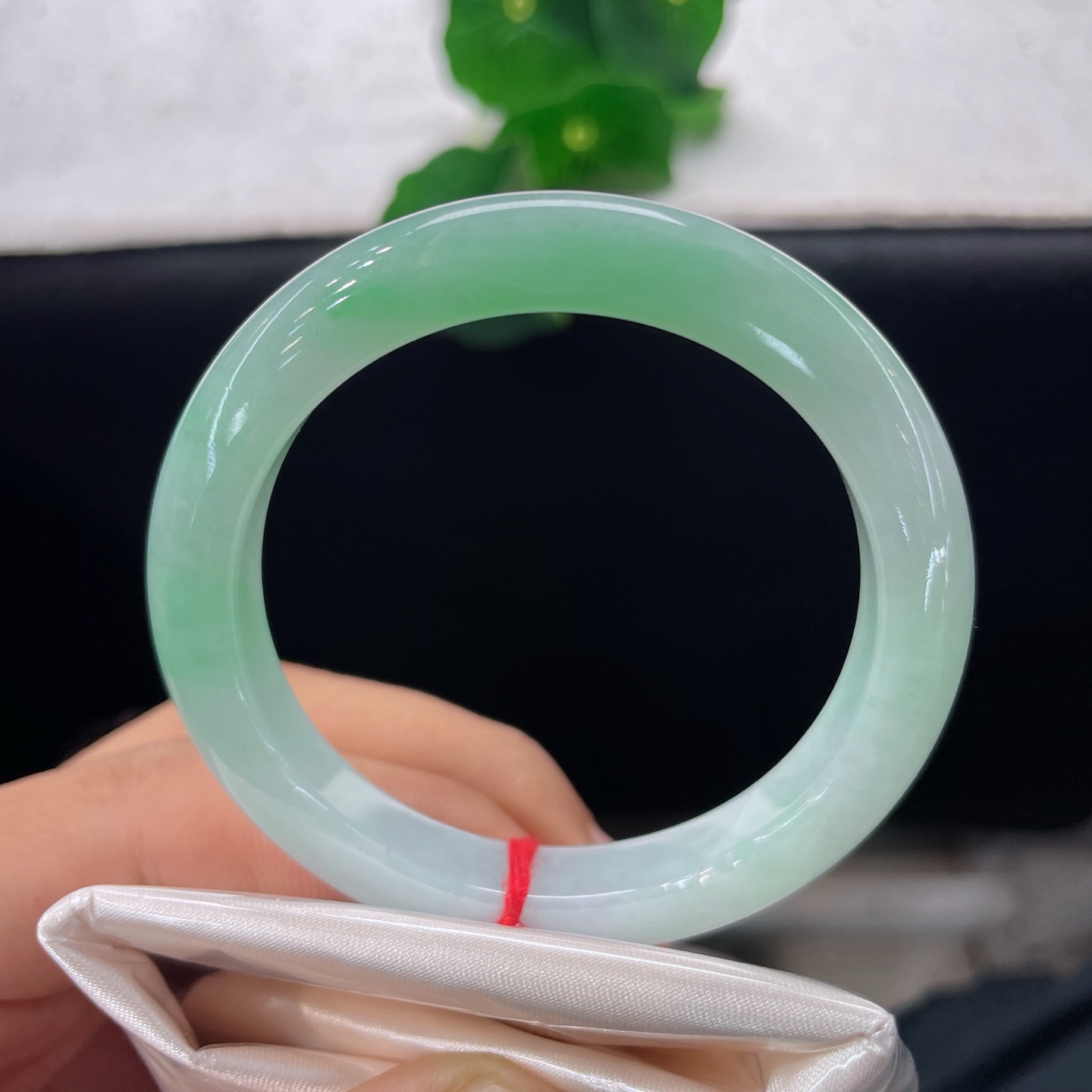 天然翡翠手镯 圈口50/9/7.3，白底青正圈，50/51可戴，一抹清新翠色，温润入骨，微纹裂上手无