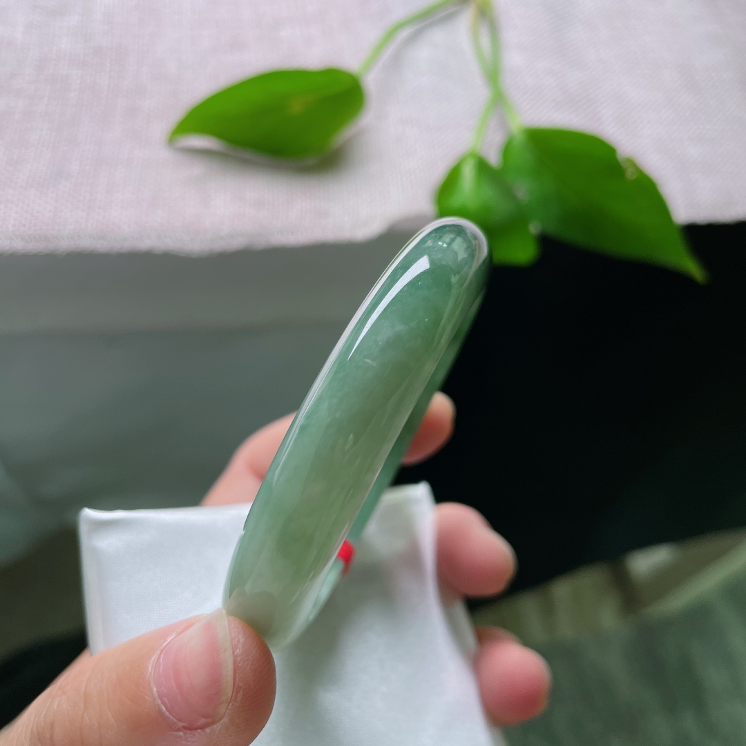 54.6/11.7/7.9，油绿正圈，飘花点缀，海草一般摇曳生姿，水头好，细腻，无裂，ss59759a