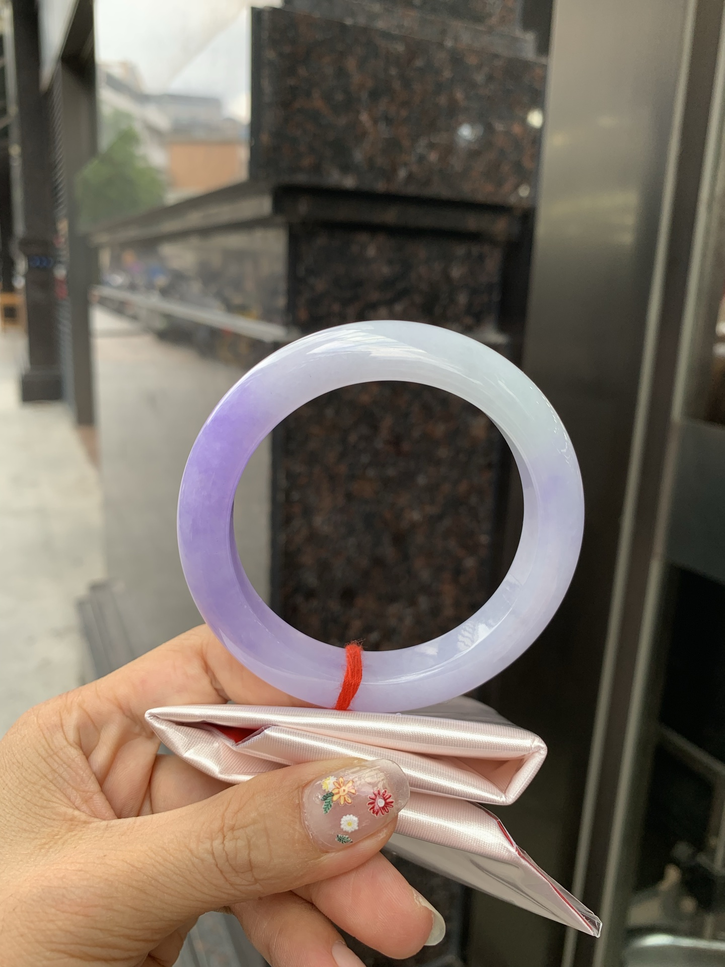 浓紫春彩正圈 60-9.9-12.7 0522-N792 打灯细纹，烟雨入春俏，彩祥出云端，一抹淡果绿色碰上浓妆艳抹妖紫，像是融化了春天，所有美好交织在一起，上手贵气显眼