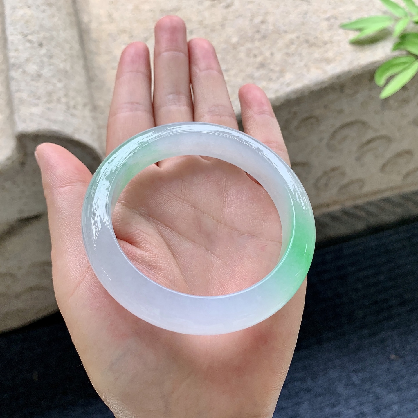 正圈55 56 圈口56/12.4/9 编码G7092206 冰糯飘阳绿，水润，种老，细腻，打灯有絮线