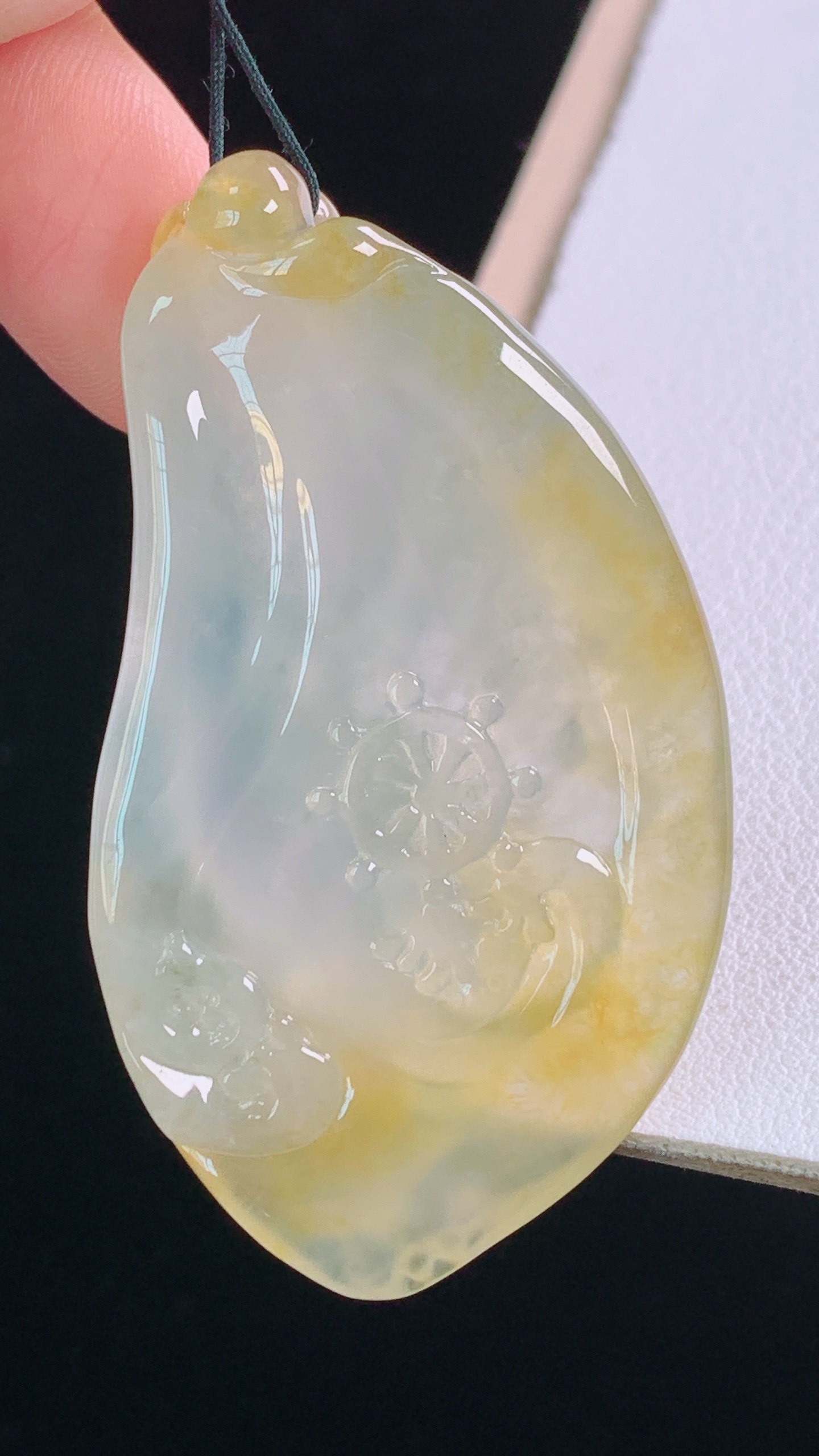 冰黄文殊观音 天然黄翡，种老起胶，无裂 尺寸:53.6-30.3-10.2mm 18
