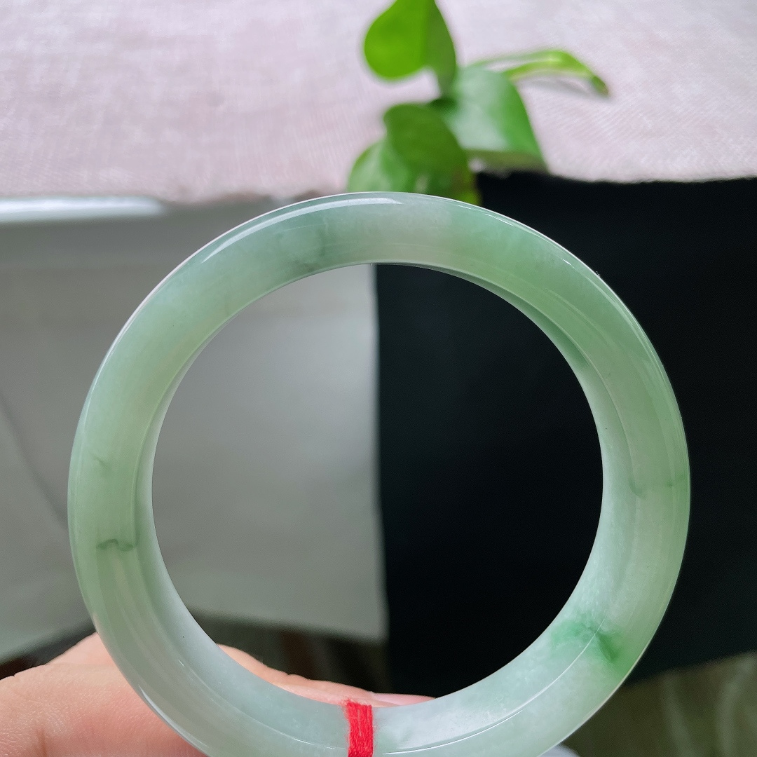 57.7/11.9/8.8，飘花正圈，皮纹，底色温润柔和，深绿色飘花随性萦绕镯身，花色写意自然，自带清雅的国风韵味。ss59753a