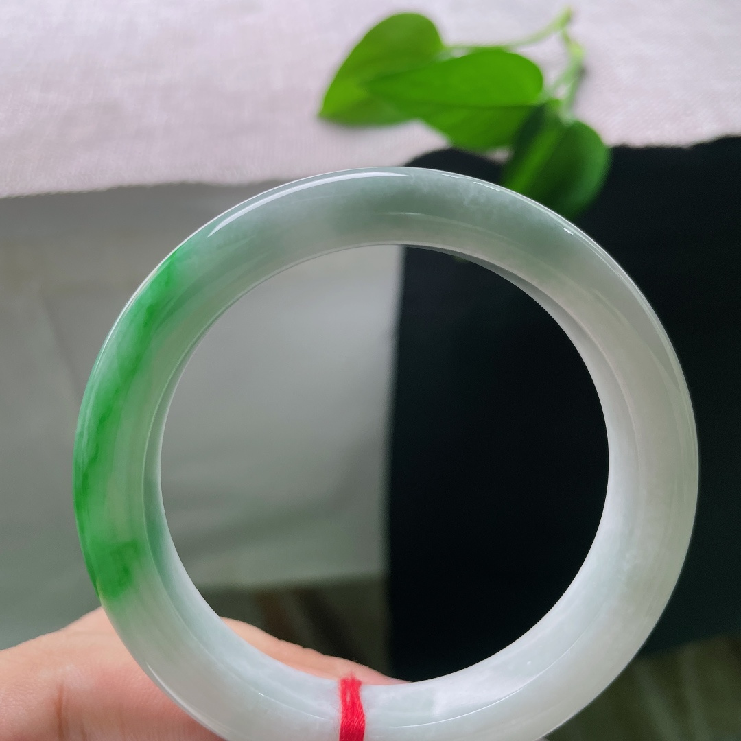 57.4/11.8/9.3，白底青正圈，皮纹，白底清透温润，一截翠色浓艳鲜活，白绿相映分明，尽显古典明媚的东方韵味。ss57991a