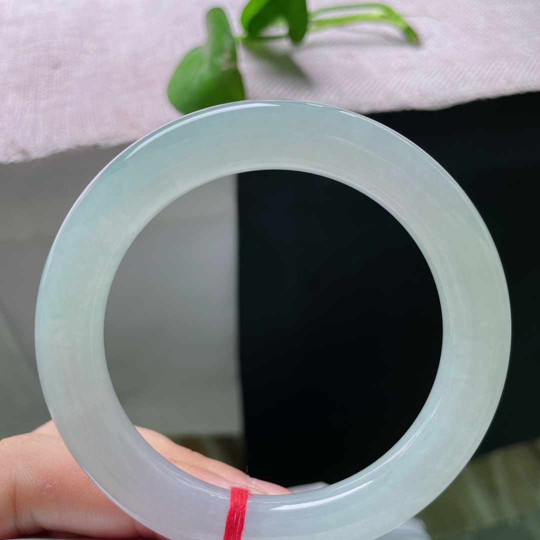 55.6/10，冰种圆条，通体莹润泛淡青柔光，素净通透，自带清逸温婉气质，上手清爽百搭，无裂。ss59694a