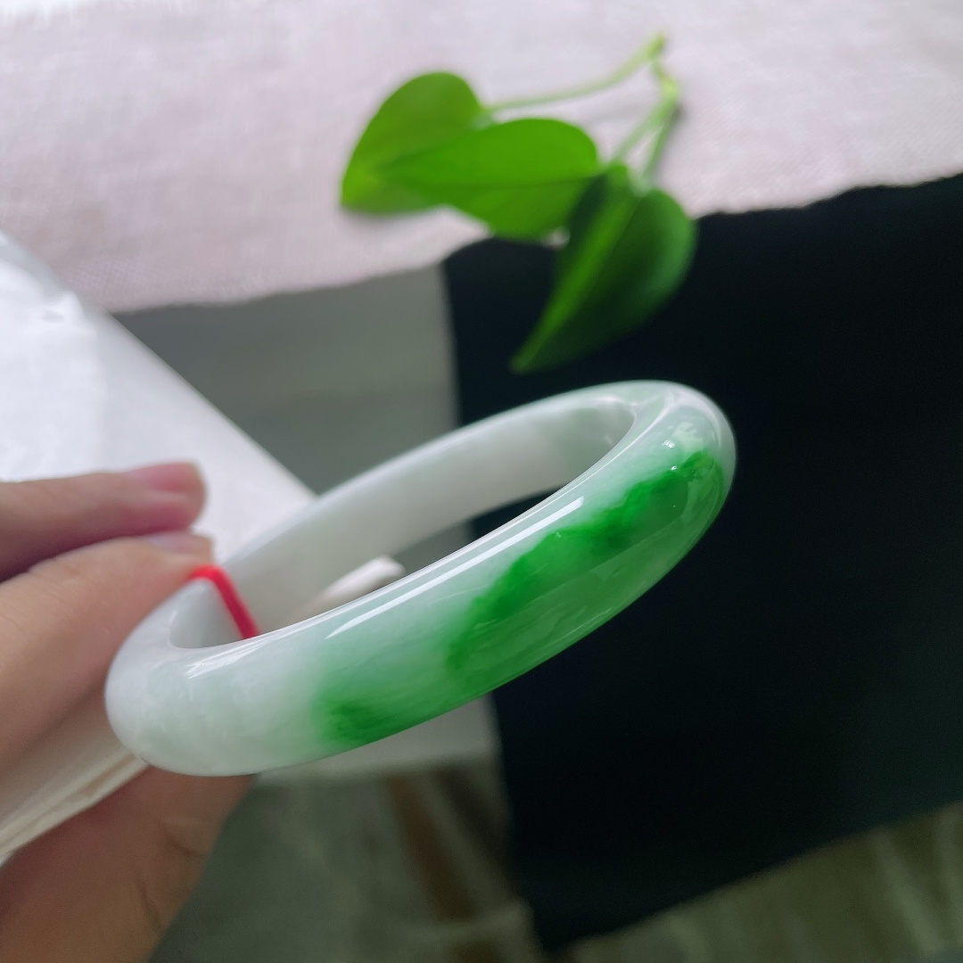 57.4/11.8/9.3，白底青正圈，皮纹，白底清透温润，一截翠色浓艳鲜活，白绿相映分明，尽显古典明媚的东方韵味。ss57991a