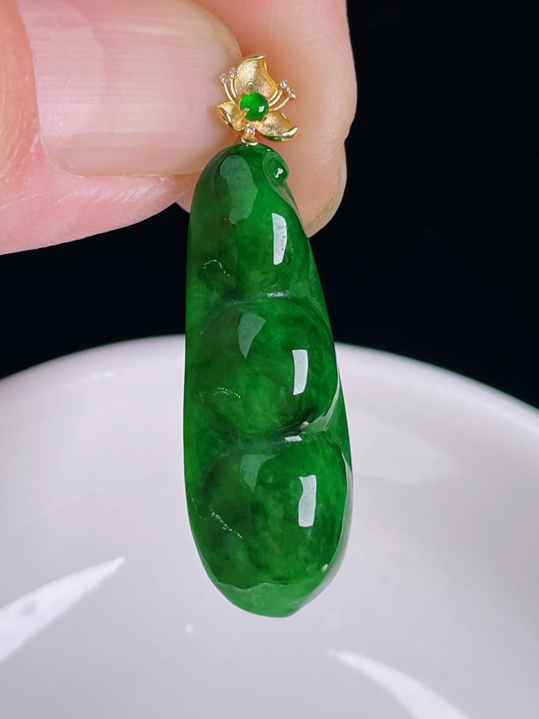 辣绿豆子福豆，18k镶嵌，老种起光，细底通透，尺寸：38.6裸石32/13/7.4mm0921