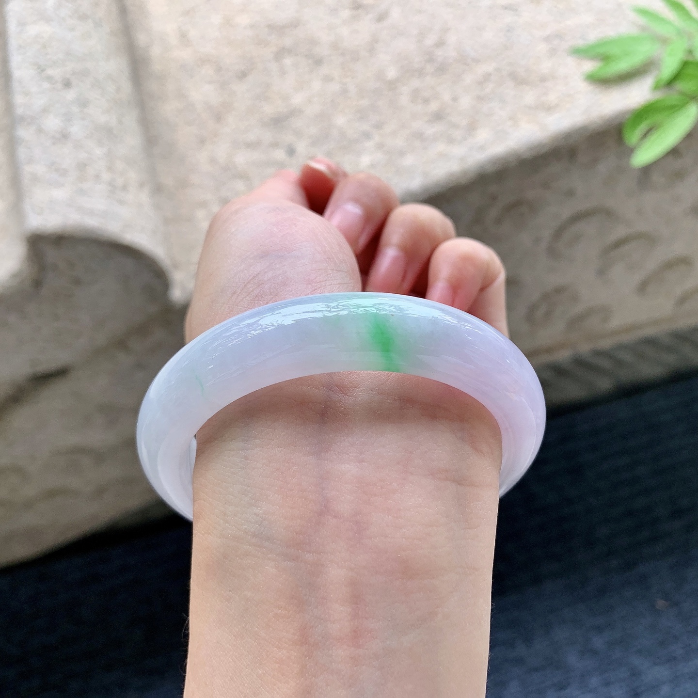 正圈55 56 圈口56.8/12.7/8.7 编码WW092233 春彩，水润，种老，细腻，打灯有絮线