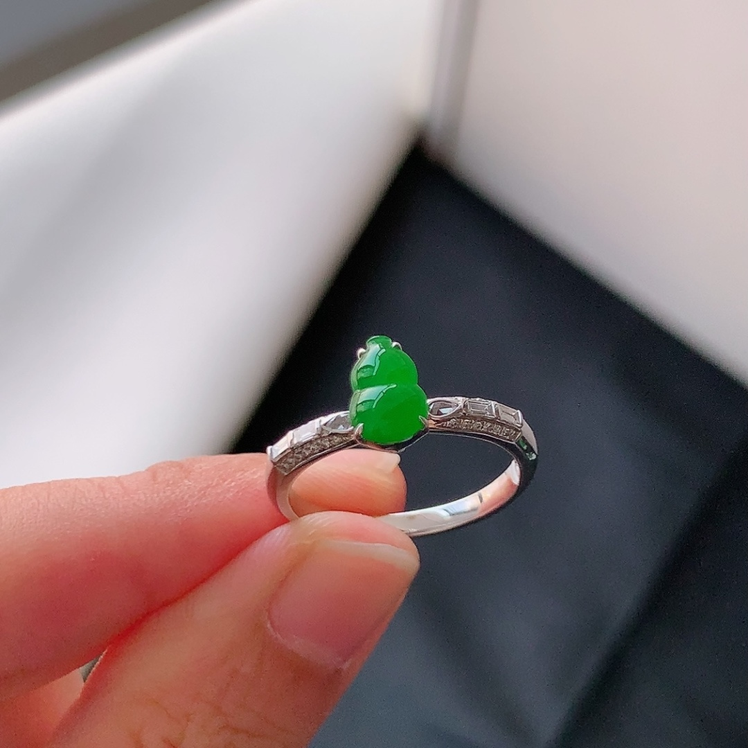 ️ 冰阳绿葫芦女戒 水润起光感 无裂饱满 上手优雅时尚 货号63920，7.5-5.1-1.3