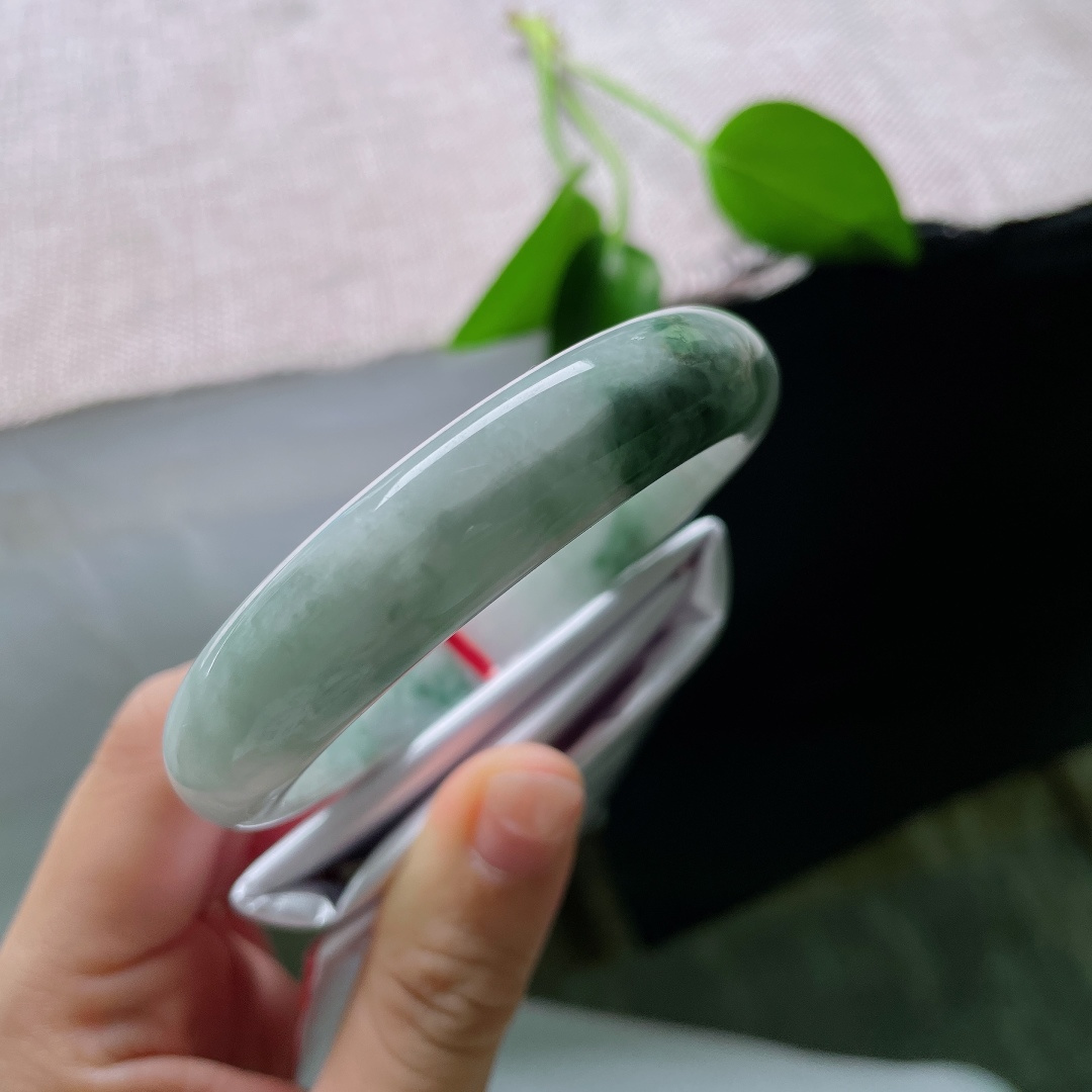 57.1/13/7.8，飘花正圈，有裂，玉质细腻， 飘花婉转绵延，如同风吹湖面漾开的浅浅涟漪。ss59571