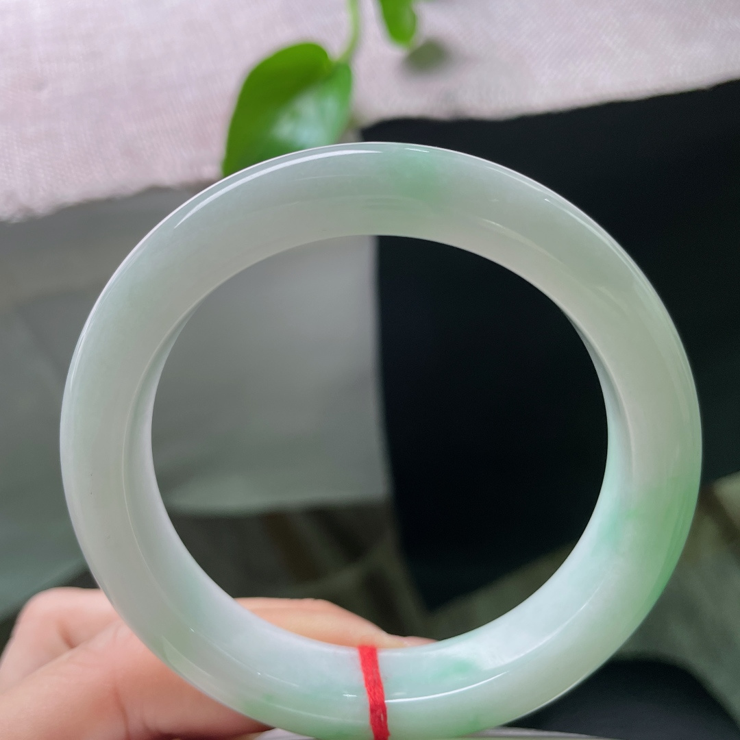 57.6/12.4/9.4飘绿正圈，俏丽多姿，水头好，料子细腻，落落大方，皮纹，ss57071a