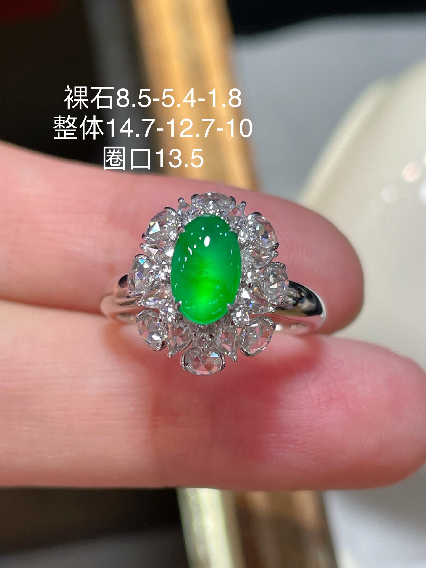 ️性比高 冰种缅甸翡翠蛋面戒指，形状饱满圆润，品相特别好，满色，品相好，胶感十足，8.5-5.4-