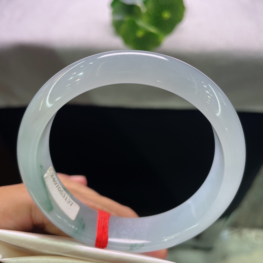 天然翡翠手镯 圈口58.5/14.8/7.8，冰飘花正圈，种老，水足，起胶，冰透，飘花灵动，无裂