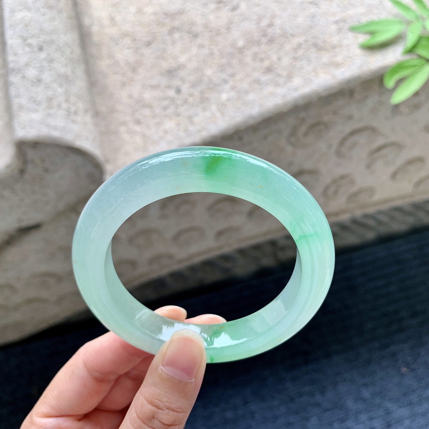 正圈54 55 圈口55.7/11.3/10 编码J1092211 糯冰飘绿，水润，种老，细腻，打灯有絮线