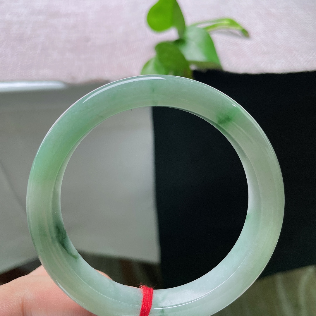 57.7/11.9/8.8，飘花正圈，皮纹，底色温润柔和，深绿色飘花随性萦绕镯身，花色写意自然，自带