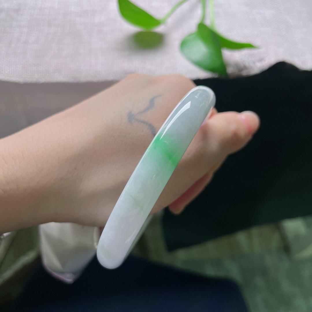 57.8/10，春彩圆条，一点皮纹，紫底清透柔和，一抹翠色点睛，种水通透，上手雅致显韵味。ss59445a