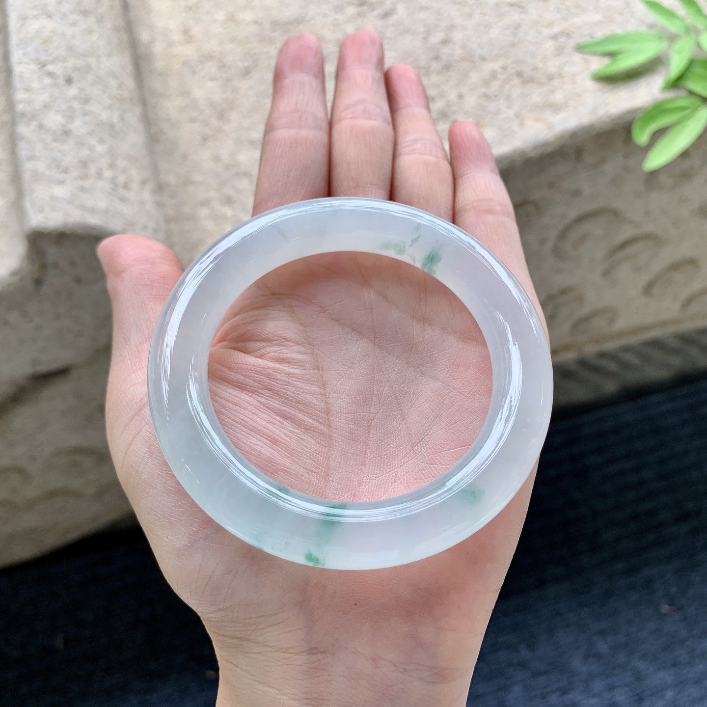 圆条54 55 圈口54.4/10.9/10.8 编码G7092207 冰种飘花，水润，种老，细腻，无裂