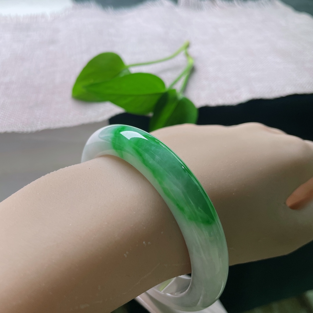 57.4/11.8/9.3，白底青正圈，皮纹，白底清透温润，一截翠色浓艳鲜活，白绿相映分明，尽显古典明媚的东方韵味。ss57991a
