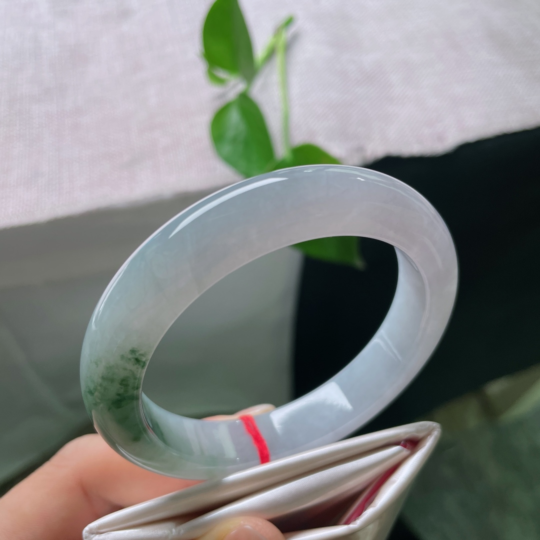 57/12.2/9.6，飘花正圈，晶体纹，素净玉身藏一抹青花，腕间清浅，静自生韵。ss59685a