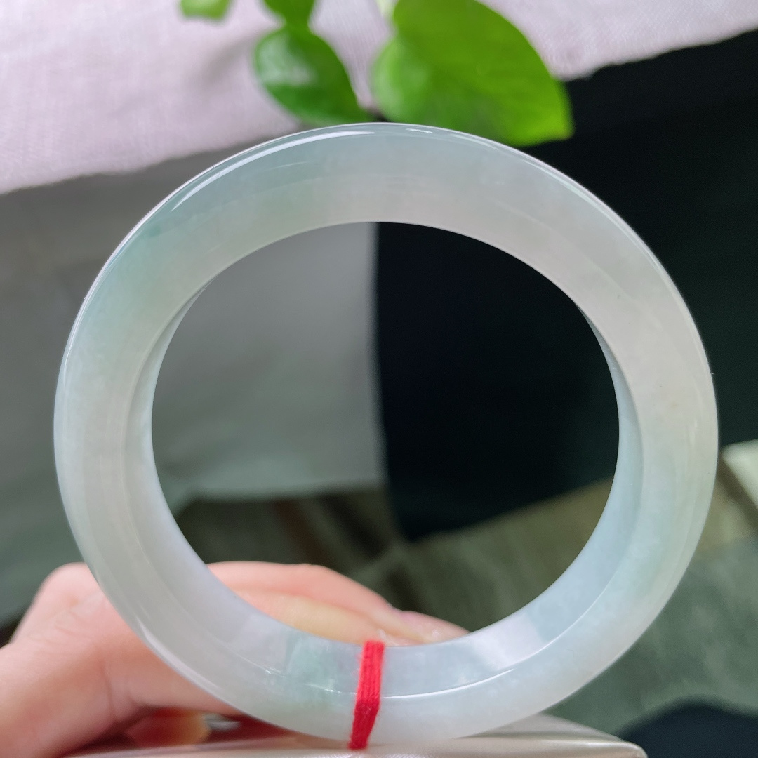 56/12.1/9，淡绿底正圈，清雅，种老，水头好，镯型厚装，端庄淑女，无裂，ss59721a