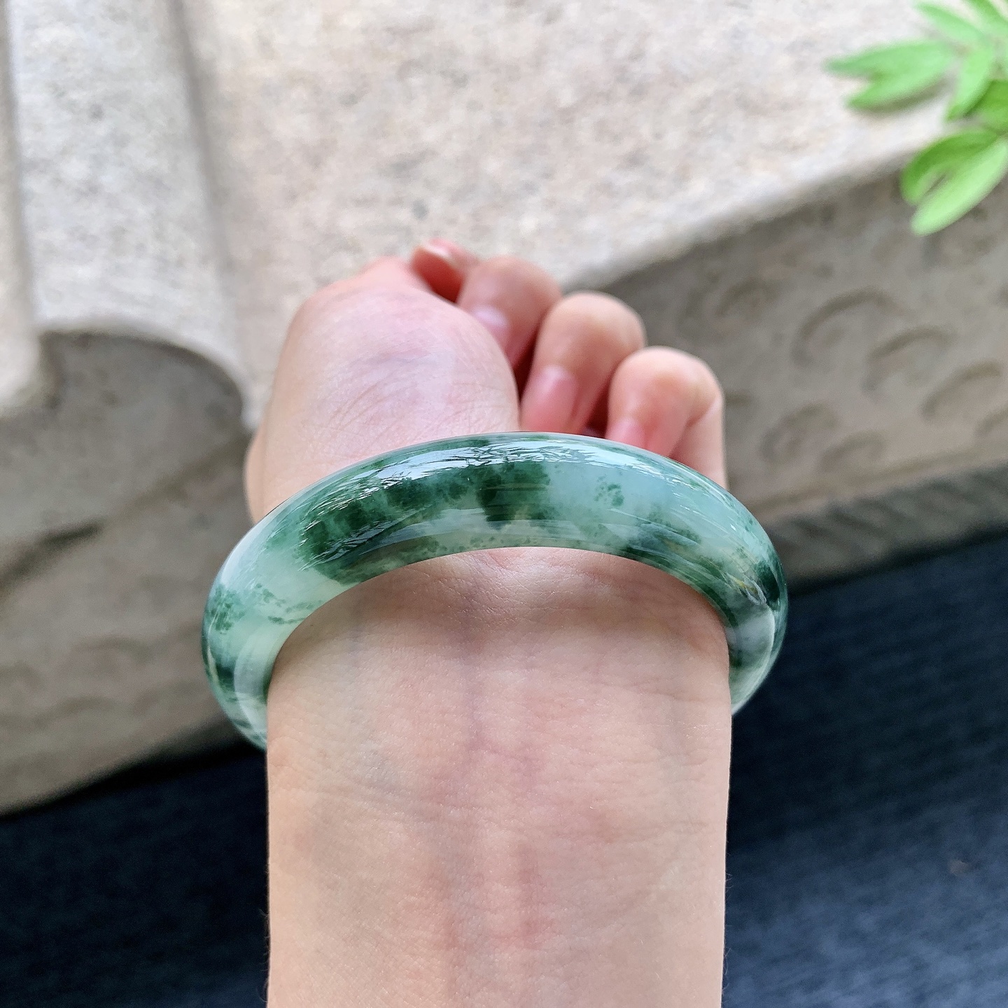 正圈51 52 圈口52.8/12/8.3 编码WW092236 糯冰飘绿花，水润，种老，细腻，打灯有絮线