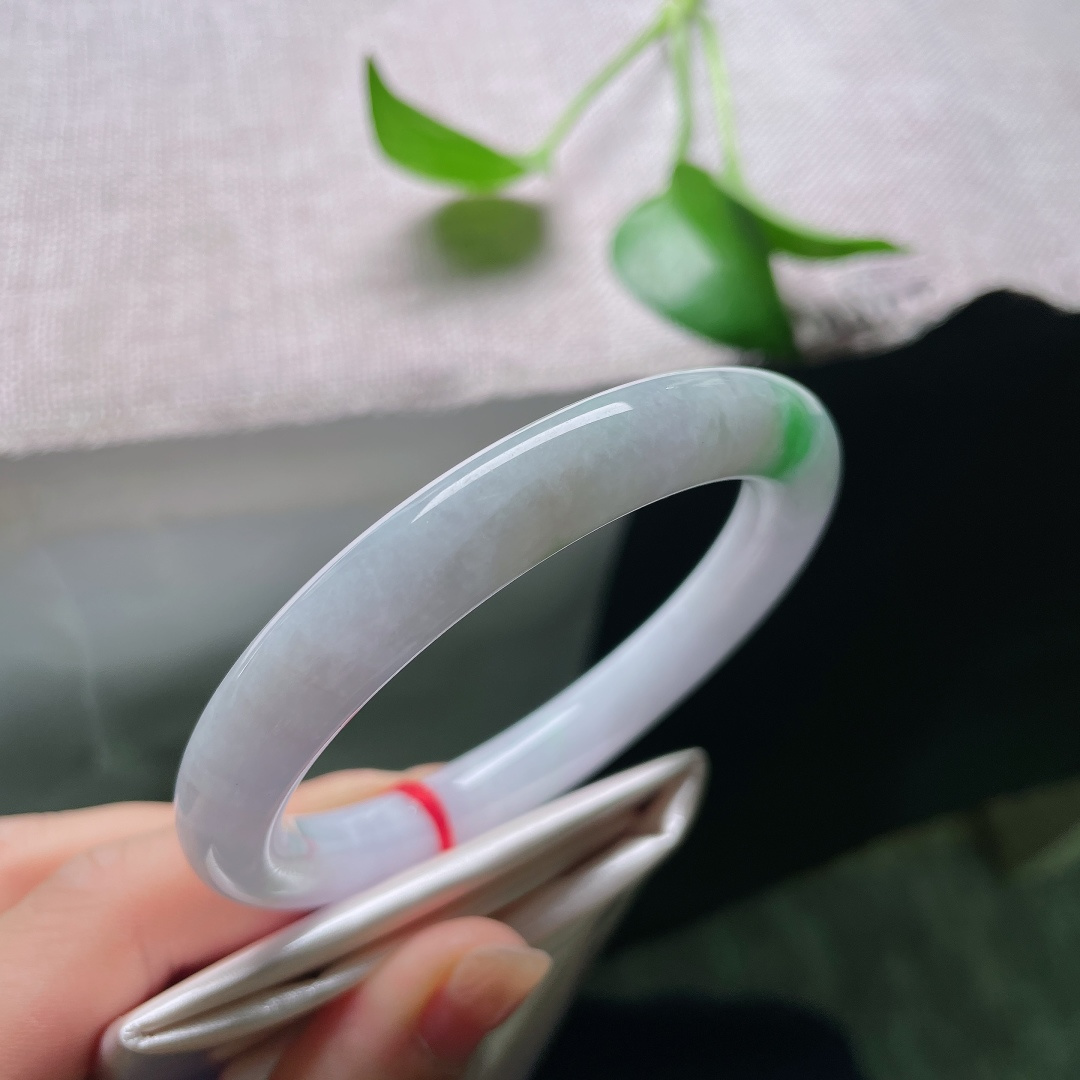 57.8/10，春彩圆条，一点皮纹，紫底清透柔和，一抹翠色点睛，种水通透，上手雅致显韵味。ss59445a