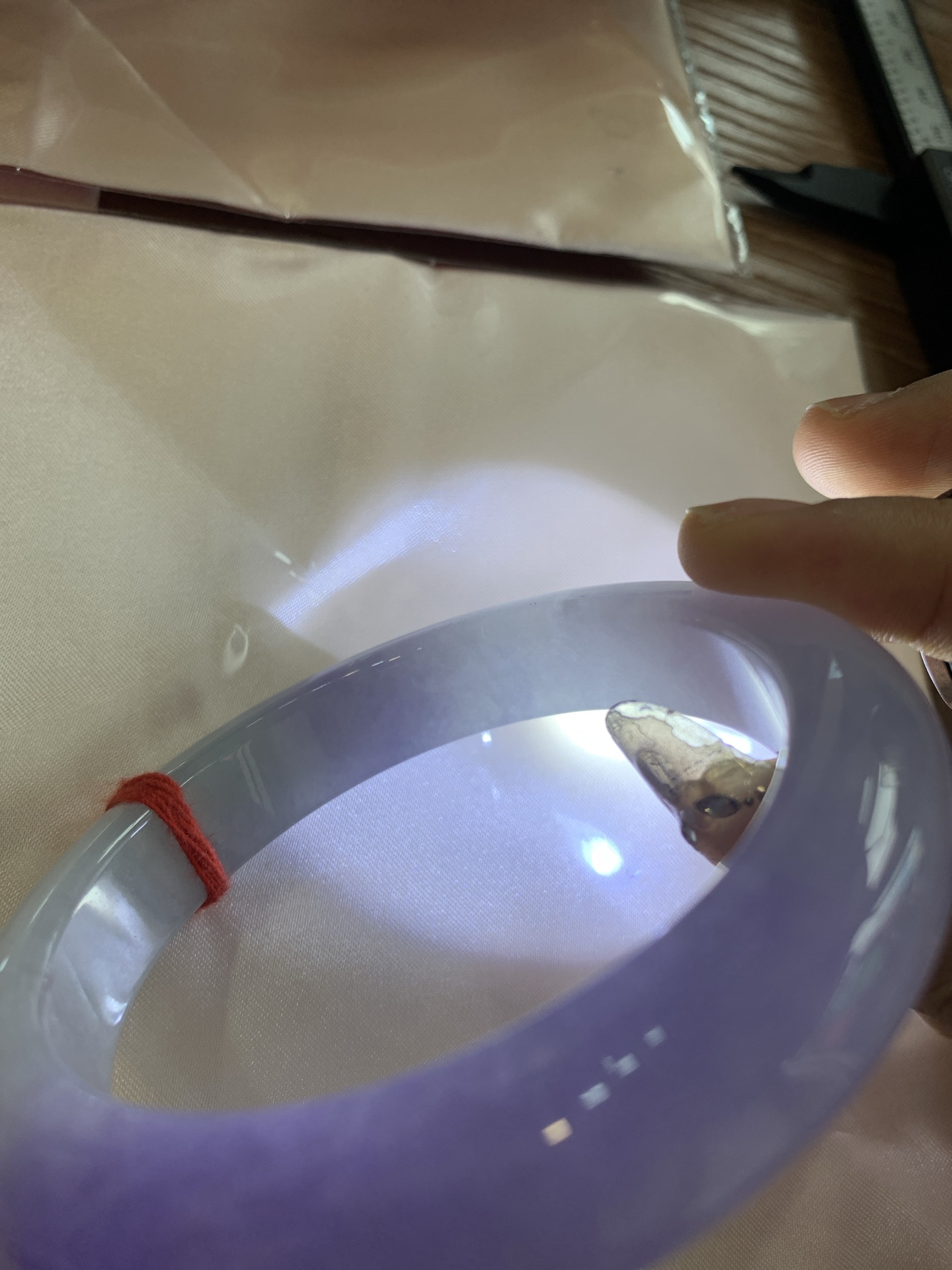 浓紫春彩正圈 60-9.9-12.7 0522-N792 打灯细纹，烟雨入春俏，彩祥出云端，一抹淡果绿色碰上浓妆艳抹妖紫，像是融化了春天，所有美好交织在一起，上手贵气显眼
