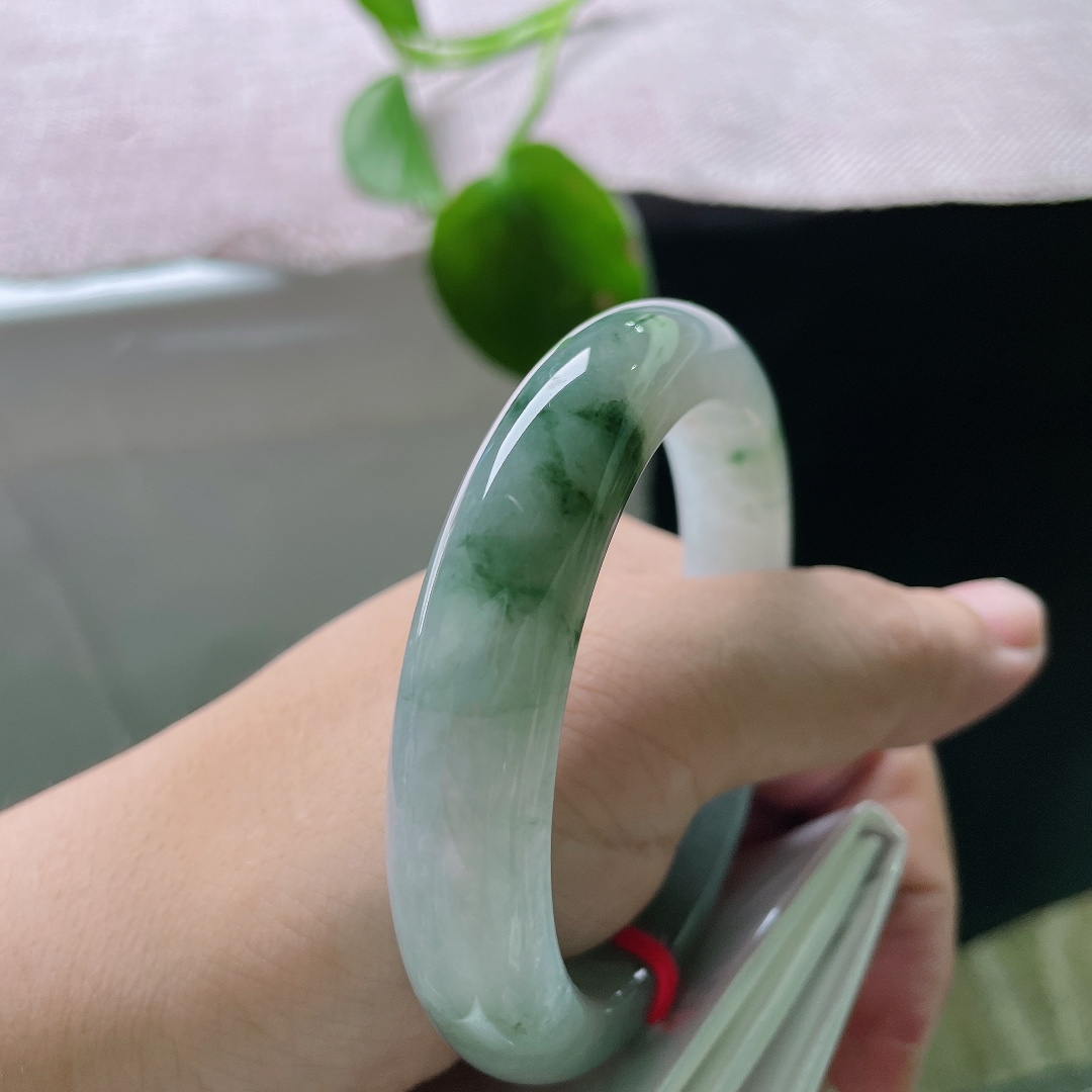 55.5/12.1/8.8，飘花正圈，无裂，寒冰为底，飘花如烟，花色悠然游走镯身。通透种质泛着柔和光泽，腕间一抹清冷诗意。ss59738a