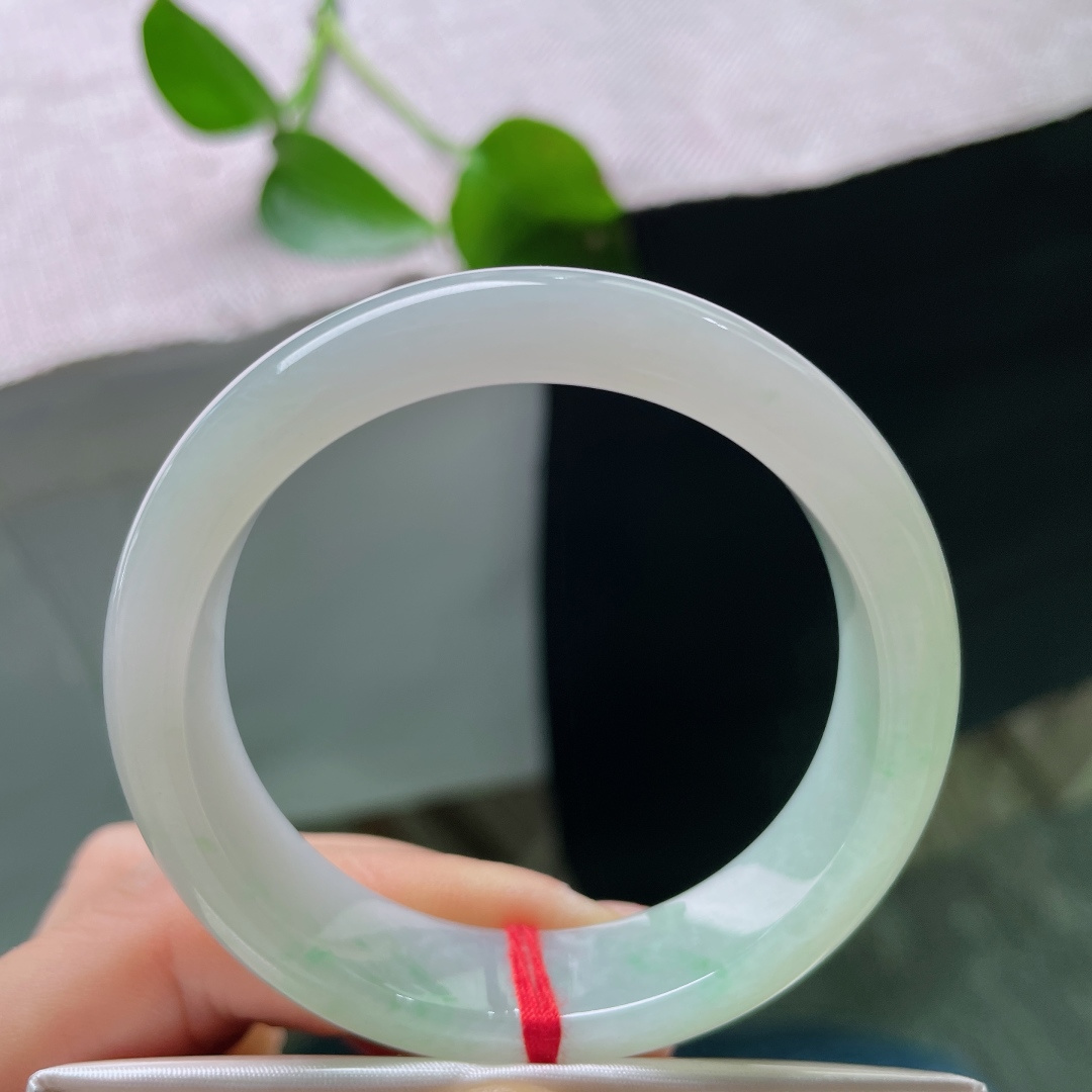 50.7/13.2/7.7，飘绿正圈，无裂，清莹玉镯，半边晕染浅翠，半边素净凝白，似春风拂过湖面，温润柔和，自带清浅诗意。ss59701a
