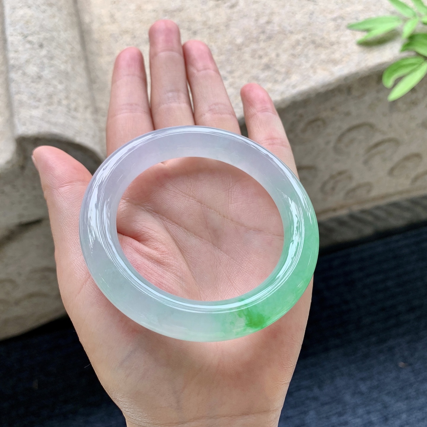 圆条52 53 圈口53.6/10.1/10.8 编码G7092208 冰飘阳绿，水润，种老，细腻，无裂