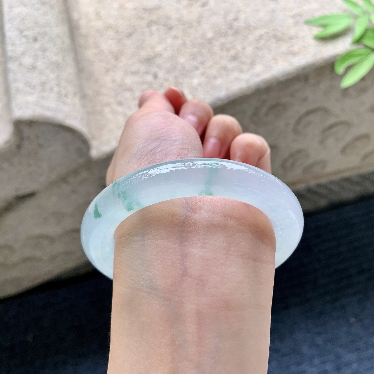圆条54 55 圈口54.4/10.9/10.8 编码G7092207 冰种飘花，水润，种老，细腻，无裂