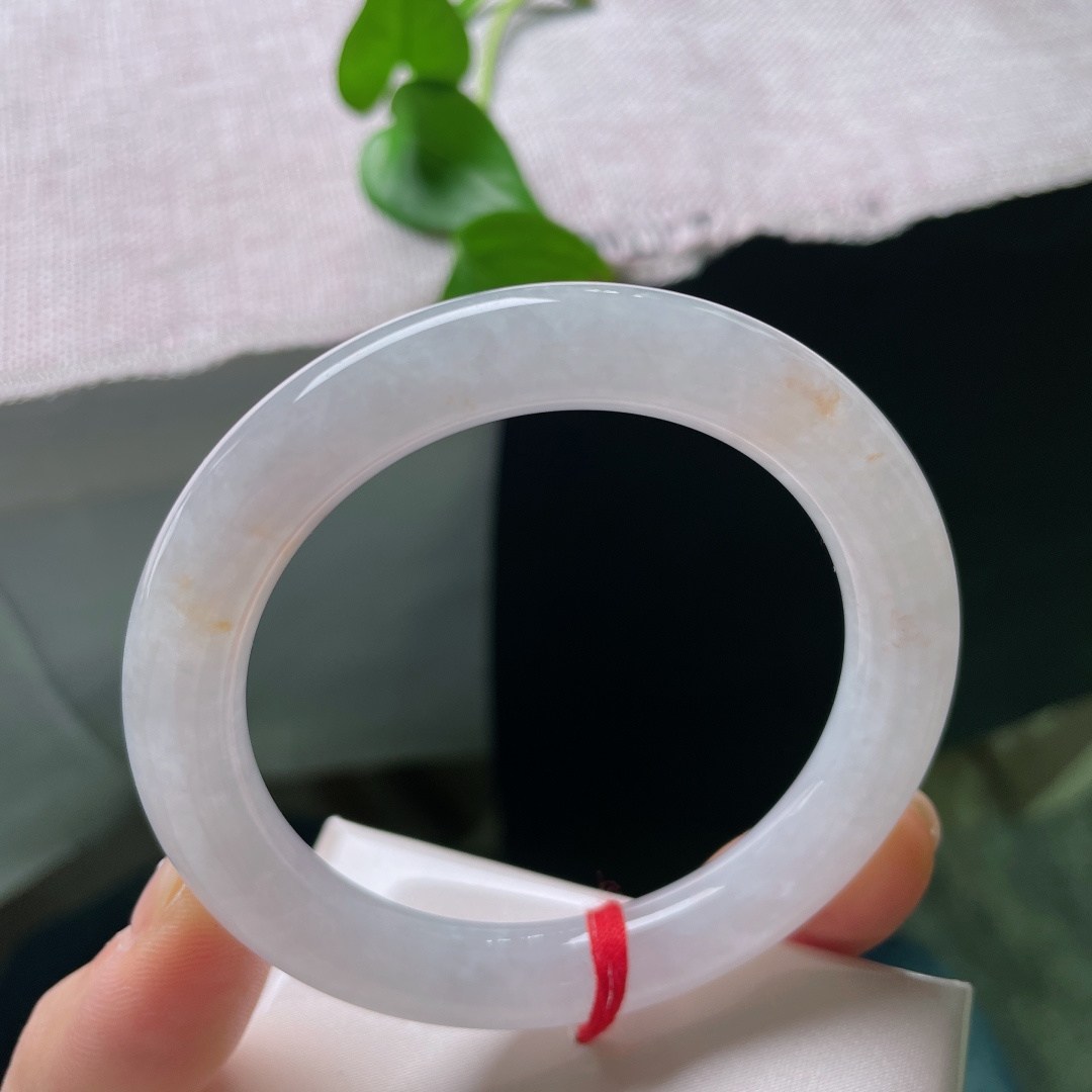 55.1/10，淡紫圆条。无裂，素玉环身凝柔光，零星洒金晕染其间，如晚风携金霞轻覆白玉。ss59794a