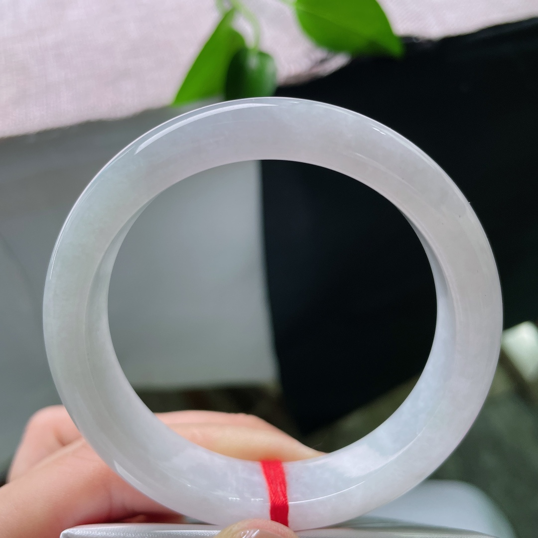 56.2/13.5/8.6，白月光正圈，一点皮纹，质地温润干净，色调素雅，上手清冷。ss59594a