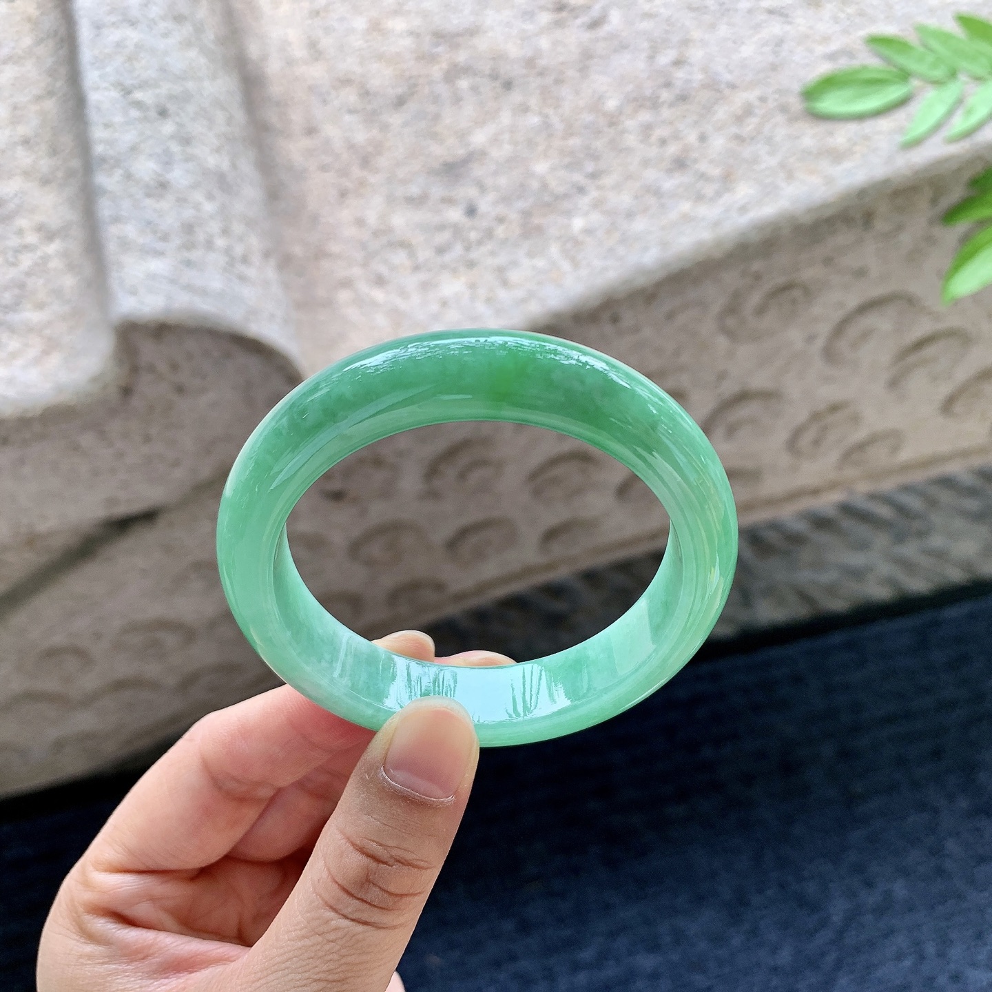 正圈51 52 圈口52.5/12.4/8 编码QX092491 满绿，水润，种老，细腻，打灯有絮线