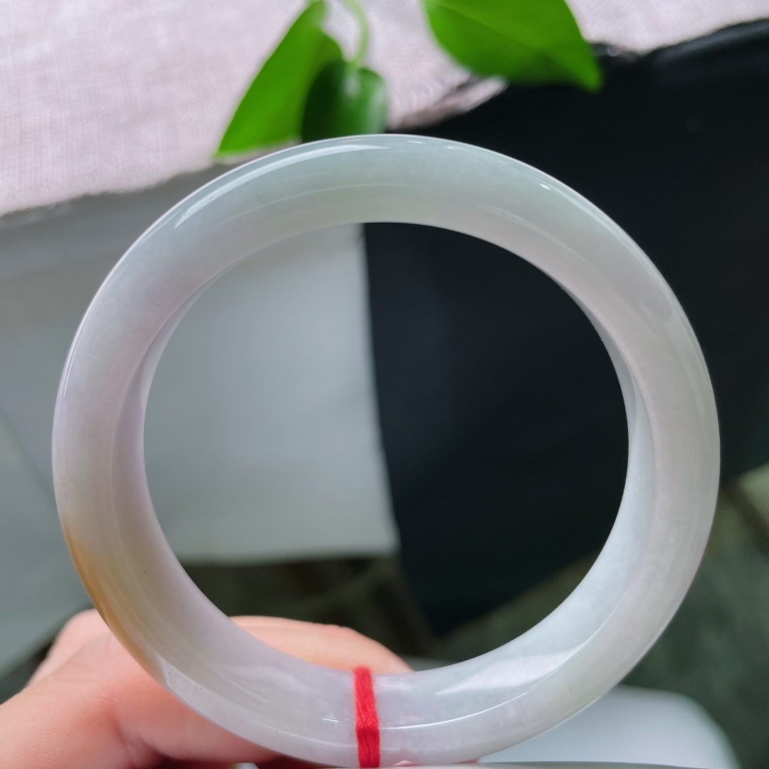 55.6/11.9/8.3，黄翡正圈，晶体，冰润底色干净柔和，一抹暖黄翡俏色点缀镯身，温润雅致，鸿运吉祥。ss59662a