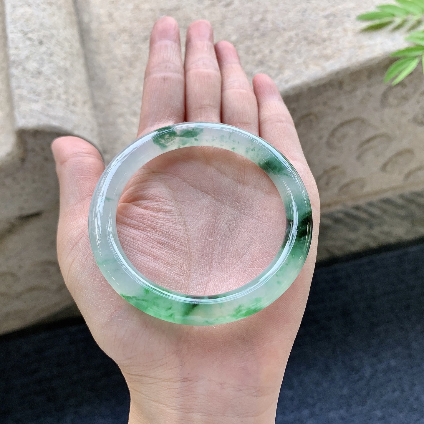 圆条53 54 圈口54.8/8/8.3 编码W6092317 冰飘绿花，水润，种老，细腻，打灯有纹线