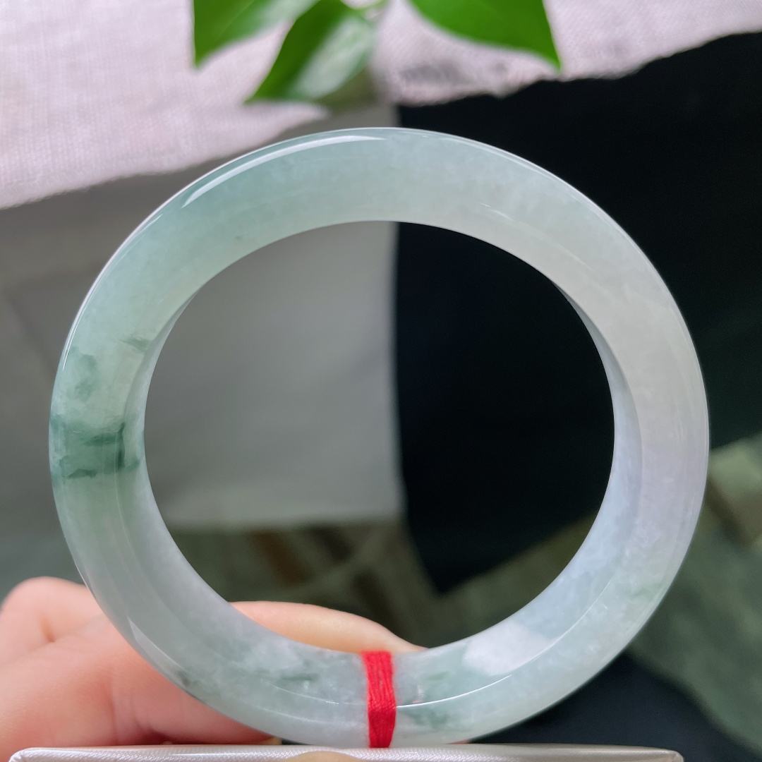 55/11.8/8.7，飘花正圈，一点皮纹，细腻柔和，清润的玉底如同上好宣纸，任由天然花色缓缓晕染开来。ss59531a