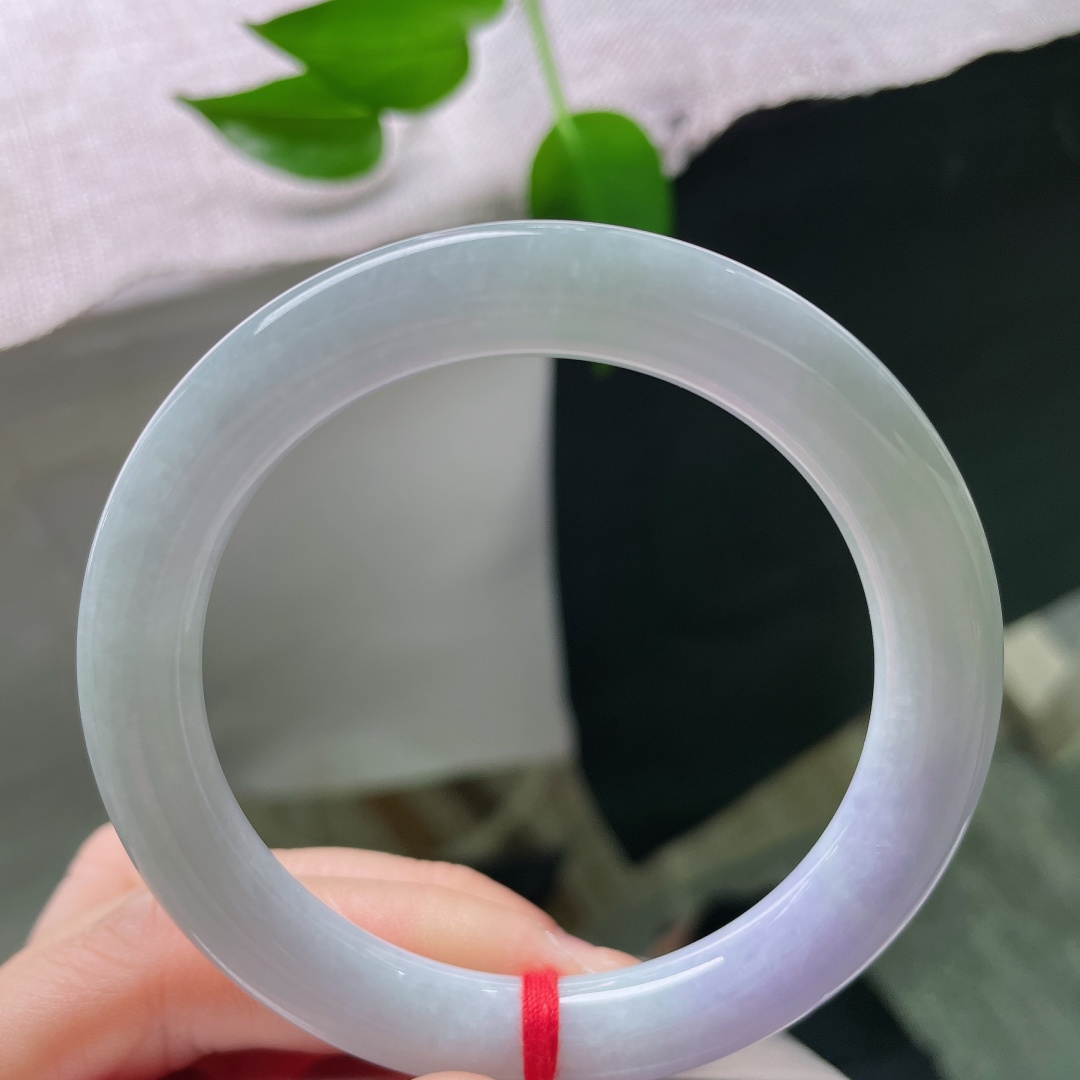 56/9.9，圆条，无裂，柔和淡紫弥散玉镯，圆条福镯线条圆润流畅，紫气盈盈，不艳不俗自带温柔氛围感。ss59628a