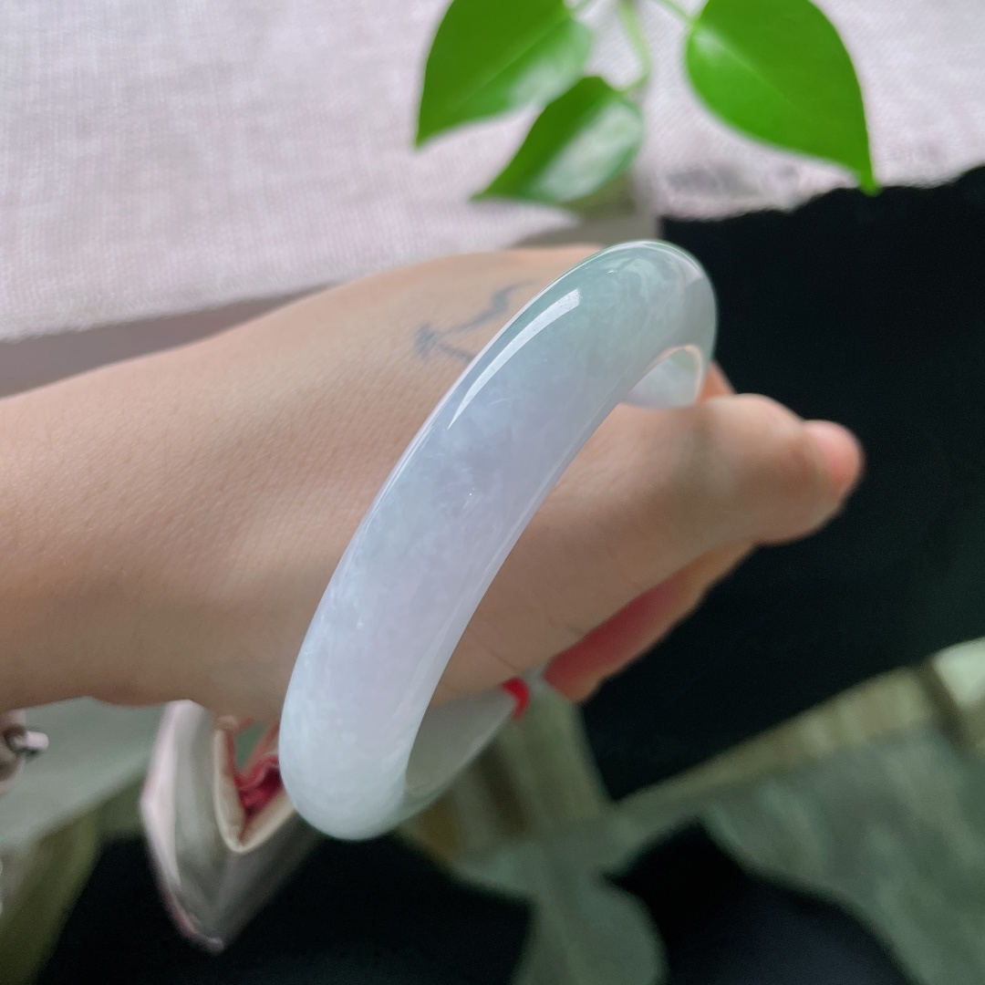 57/12.5/9.1，春彩正圈，晶体，朦胧紫底温润氤氲，鲜翠绿意悄然晕染玉璧，平安镯版型周正，含蓄清雅气韵悠远绵长。ss59553a