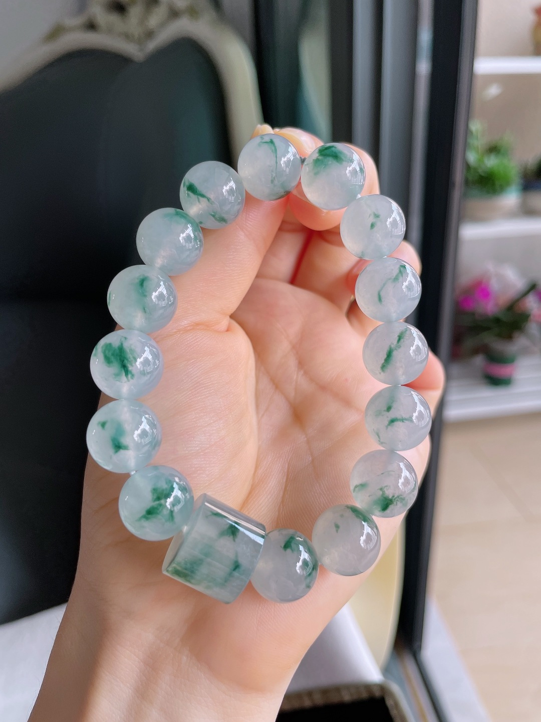 ️ ️，缅甸天然翡翠A货，老坑冰种飘花路路通手串，尺寸13.2mm，15.3-12.8mm。【编