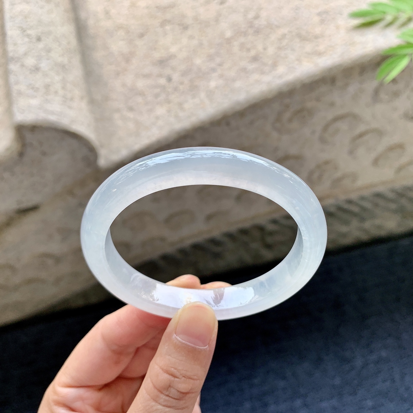 贵妃54 55 圈口55.4/49.2/10/7.5 编码GF011410 白冰，清透，水润，种老，细腻，打灯有絮线
