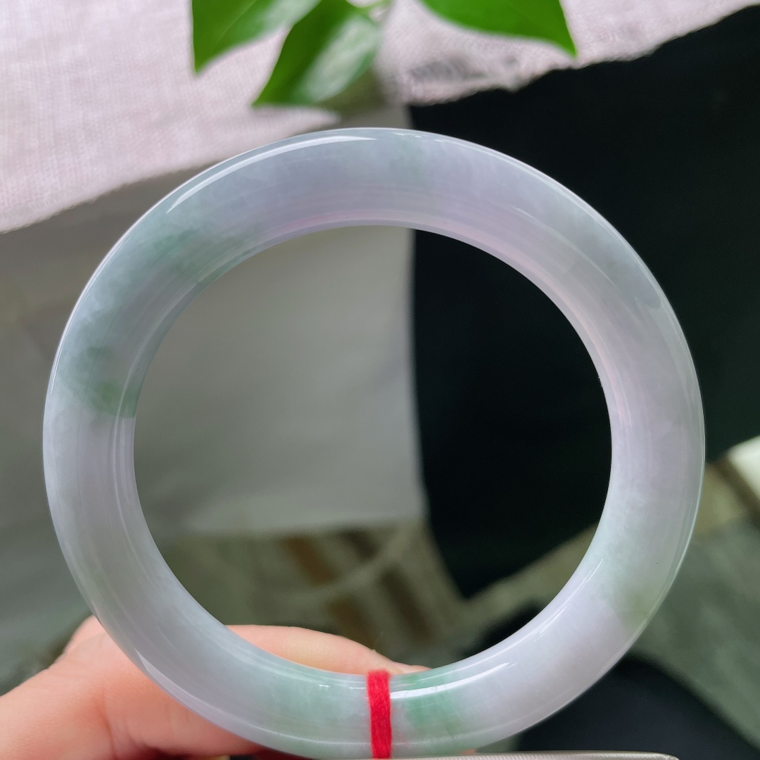 56.8/10.7，春彩圆条，一点皮纹，玉质温润细腻，素白底色衬悠然翠色，双色相生柔和不张扬，流露玉石含蓄温润质感。ss59437a