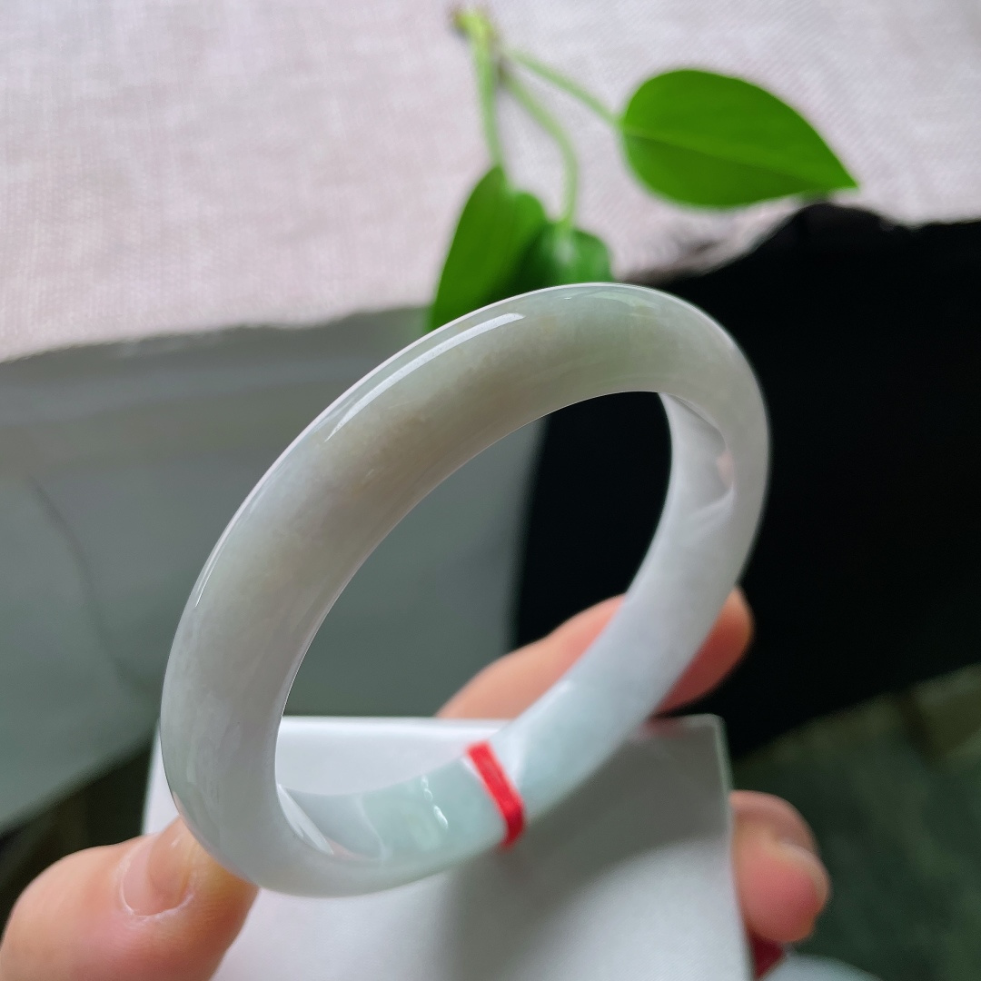 57.9/11/8.0，蓝底正圈，棉线，浅白冰底温润柔和，缕缕淡绿若隐若现流淌镯间，素净清雅，尽显温婉从容气质。ss59663a