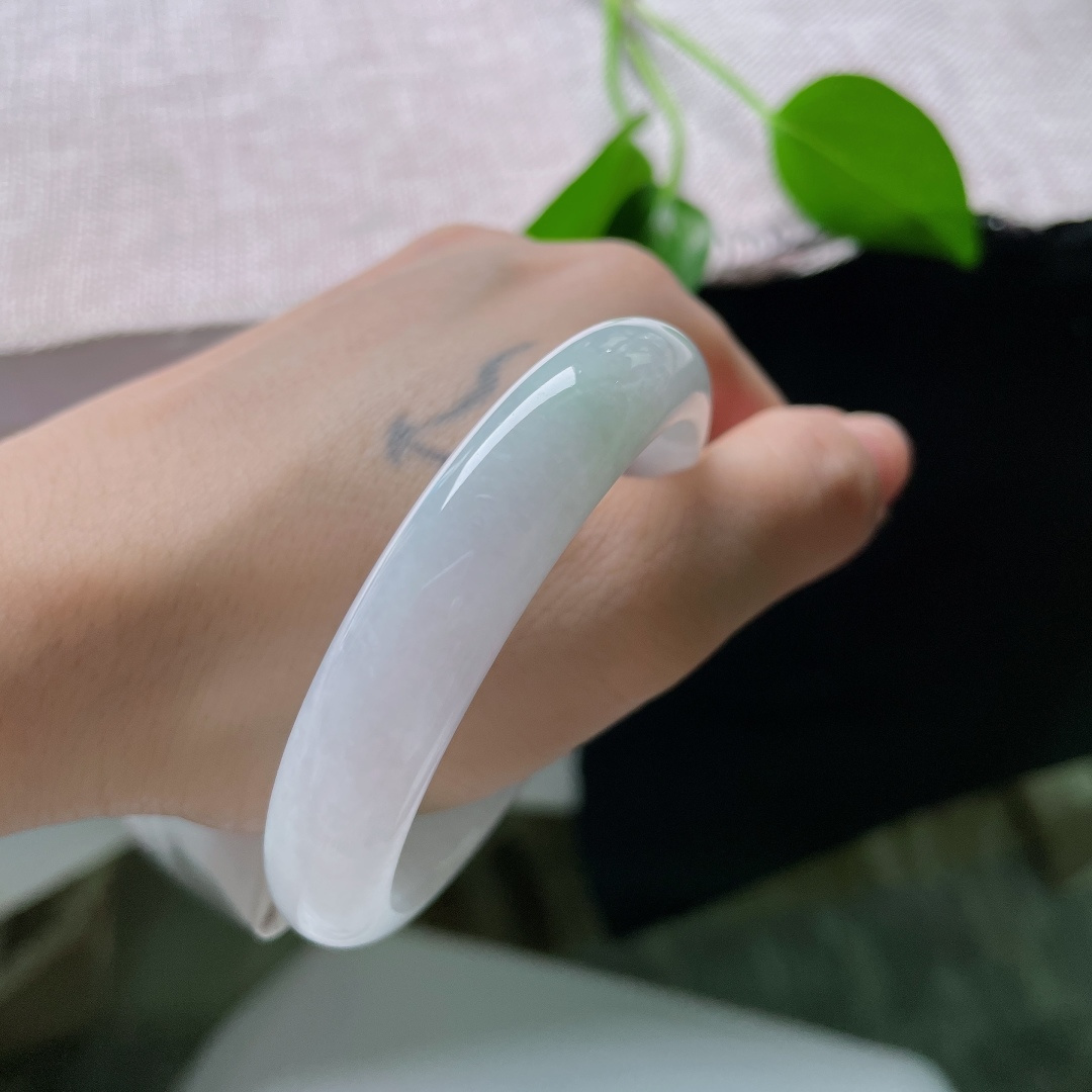 52.2/14.2/7.6，白月光正圈，晶体，玉底纯净莹润，素面简约，温润素雅，清冷。ss59588a