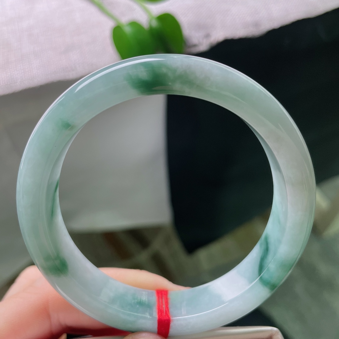 58/13.2/8.5，飘花正圈，棉线，水润细腻，飘花如流云漫过山岗，悠悠缓缓，安静地栖在玉镯之上。ss59348a