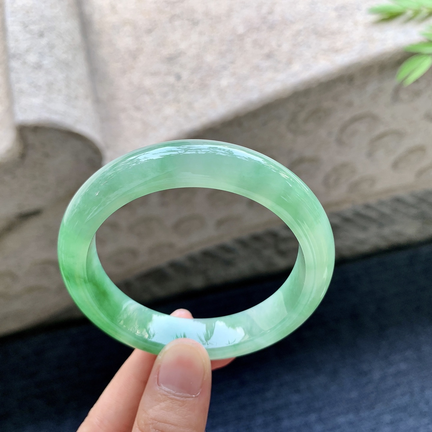 正圈53 54 圈口54.6/12.5/8 编码WW092387 糯冰飘辣绿，水润，种老，细腻，打灯有纹线