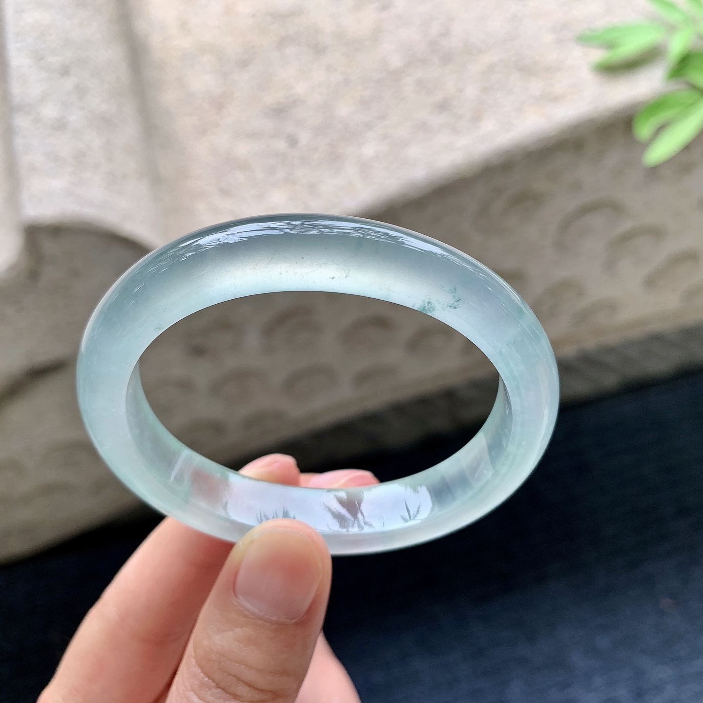 贵妃53 54 圈口54/45/10.5/7.8 编码N2092217 冰种飘花，起荧光，清透，水润，种老，细腻，打灯有微絮