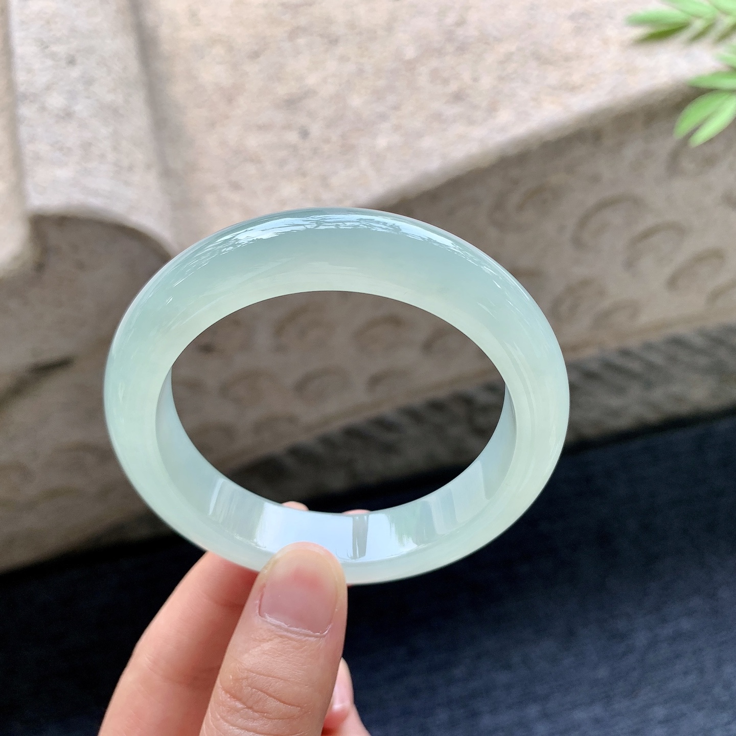 正圈54 55 圈口55.7/12.8/8.8 编码G9092320 冰糯淡绿，水润，种老，细腻，无裂