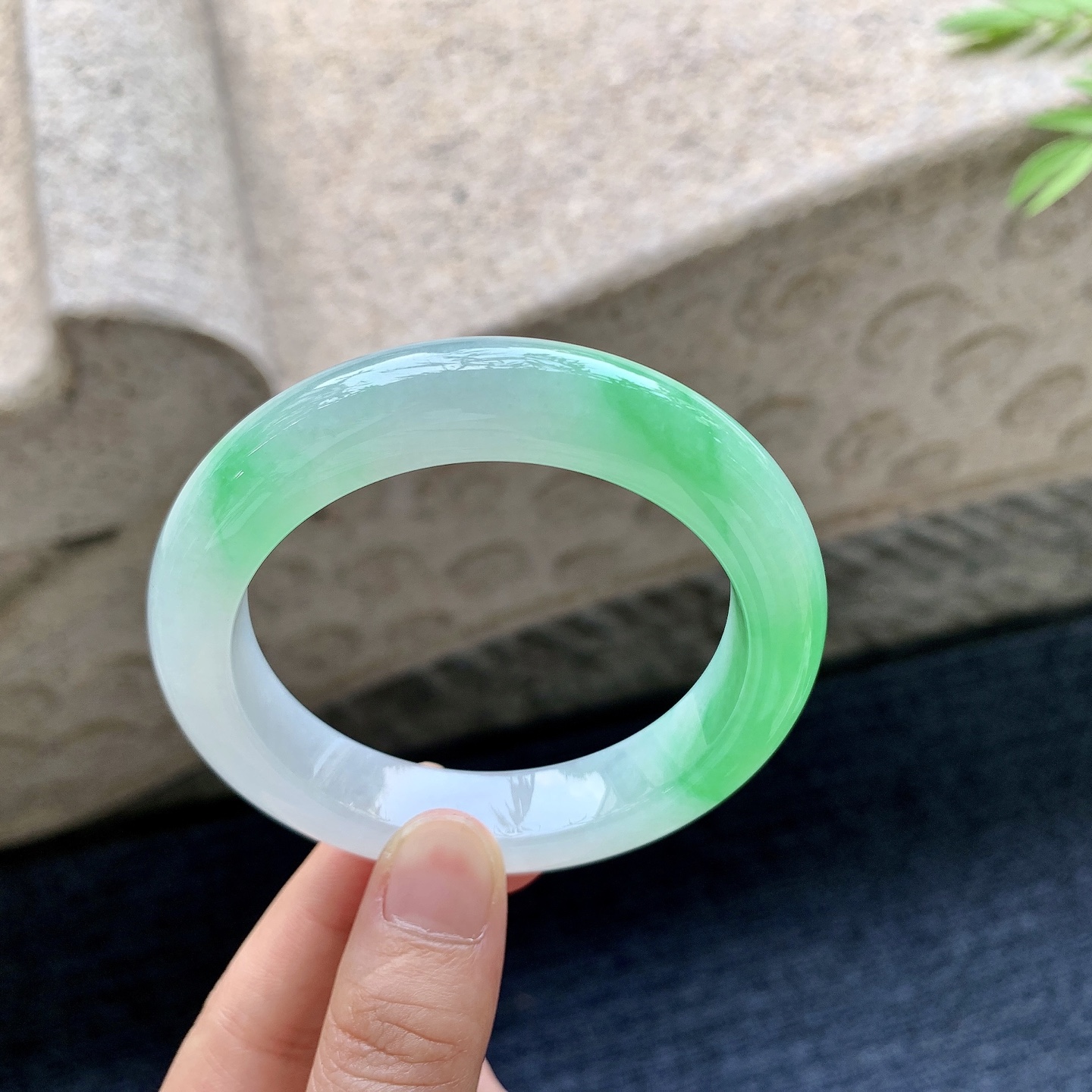 正圈54 55 圈口55.5/12.4/9.7 编码H3092353 冰糯辣阳绿，水润，种老，细腻，无裂