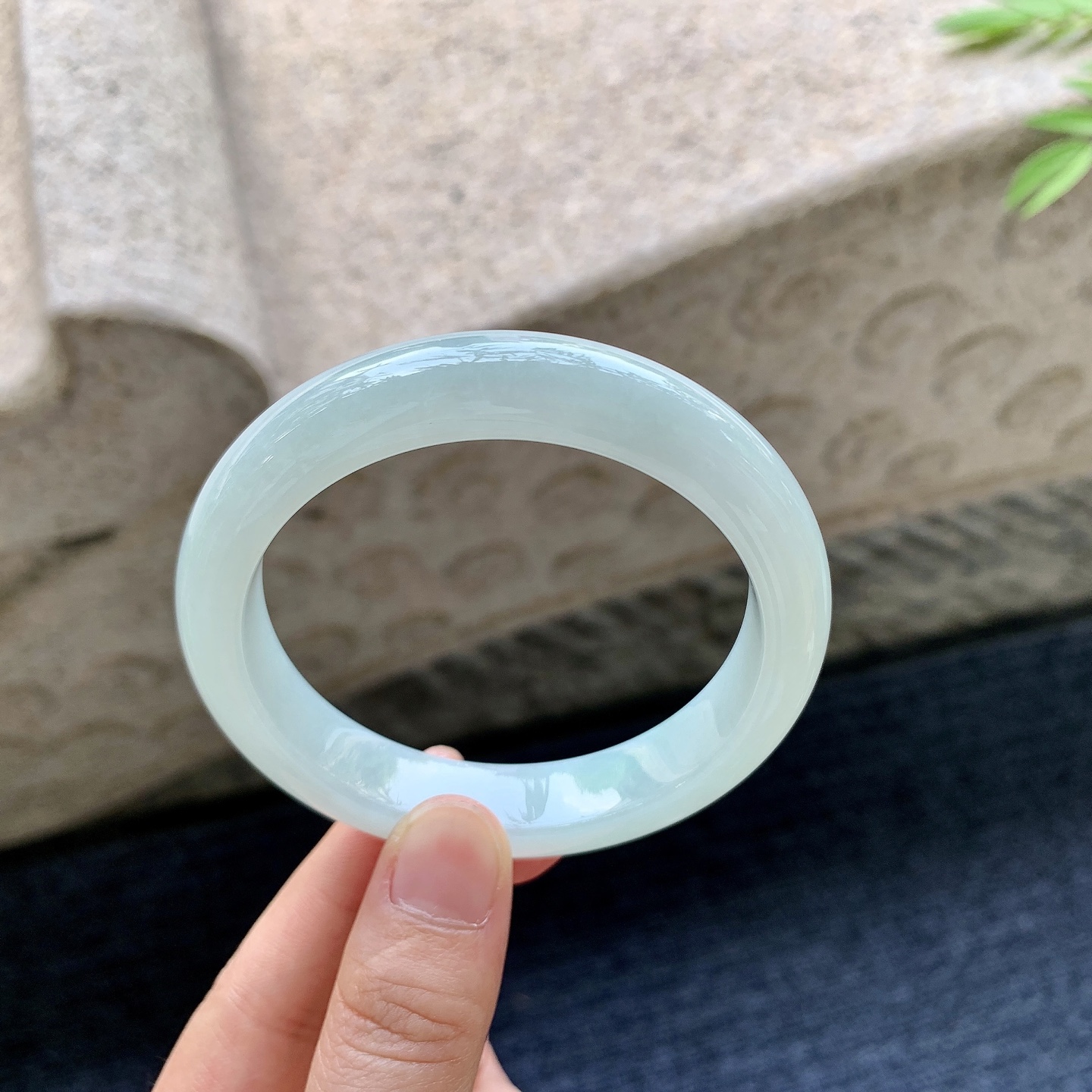 正圈55 56 圈口56.8/12.3/8.3 编码T1092310 细糯底色，水润，种老，细腻，打灯有絮线