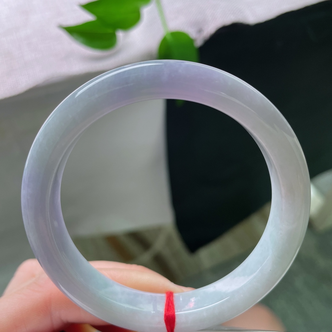 58/11.1/8.5，正圈，无裂，玉质糯润顺滑，浅紫氤氲于圆条镯壁，色调柔和内敛，腕间流转沉静温润